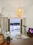 Independent 1BR Apartment, 5 min walk to the beach, restaurants and shops