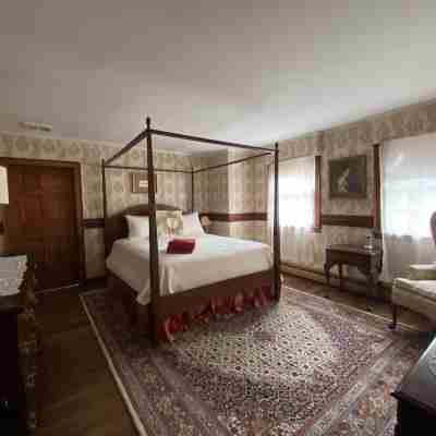 Centrally located 2900 sq ft, 5br 2.5 bath, home. Rooms