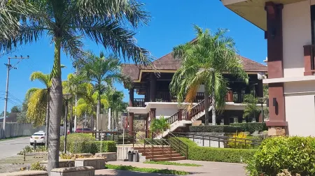 Fully Furnished 1-Bedroom Apartment City Centre with Self-Check-IN Отели рядом с достопримечательностью «Amaya View»