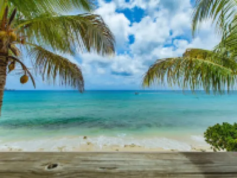 Beachfront Home with Large Deck. Walk to Restaurants.  Near Downtown. Hotels in Northwest