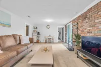 2 min to AUD | Private Getaway w/ Firepit 키치너 호텔