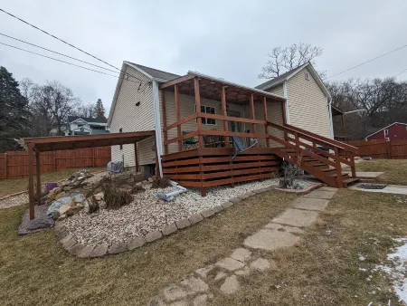 Cozy and charming cabin! Perfect for getaways and fun activities for all ages Отели рядом с достопримечательностью «Университет Висконсин в Барабу / Сок»