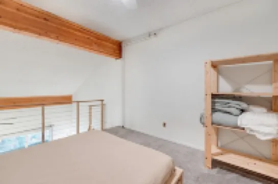 94Sll - Inexpensive - Fireplace - Wifi - Sleeps 6 1 Bedroom Condo by RedAwning