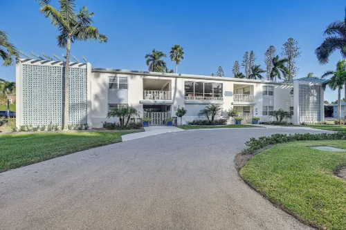 Sleek Coastal Abode 1 Block to Naples Beach! - spa