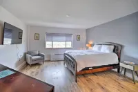 Ideally Located Studio w/ Off-street Parking! - 3 stjerner