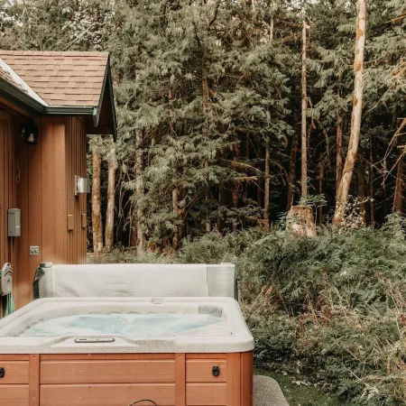 67mf- Hot Tub - Pets Ok - BBQ - Sleeps 5 3 Bedroom Home by RedAwning