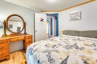 'Cabana Luna' Cabin w/ Deck, Swing & Fire Pit! - Homestays