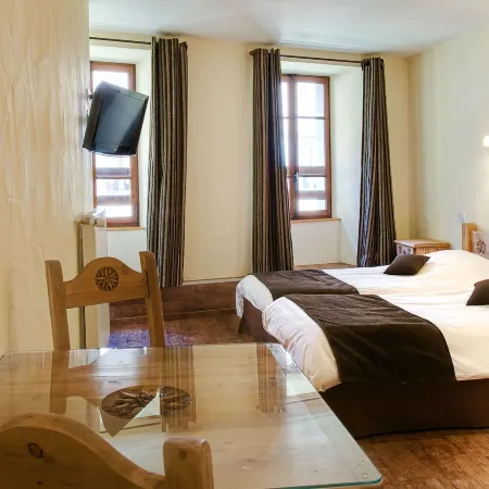 Hotel du Commerce Отели в г. Тон