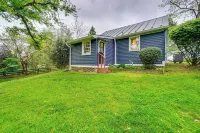 Hike, Sip and Explore Charming Waterford Cottage! Hotels in Waterford