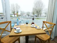 Acqua Strande Yachthotel & Restaurant Hotels in Strande