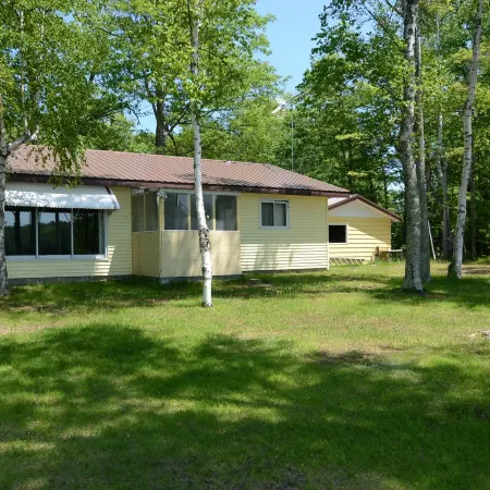 Lakeside Bills Bay Cabin by RedAwning