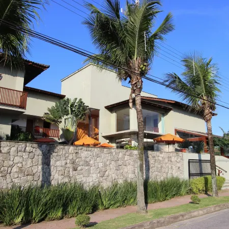 Hotel Ilhas do Caribe - Na Melhor região da Praia da Enseada Отели рядом с достопримечательностью «Пляж Энсеада»