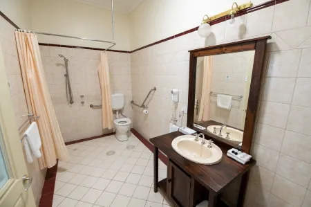 Bentley's Hotel Отели рядом с достопримечательностью «Mad Bastard Wines»