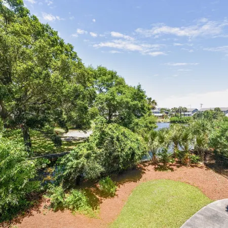Hermitage 1g 2 Bedroom Condo by RedAwning