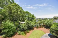 Hermitage 1g 2 Bedroom Condo by RedAwning