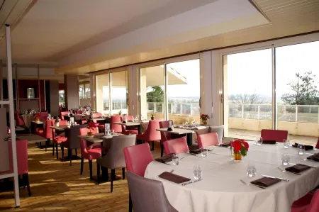 Logis Hôtel de la Bruyere Отели в г. Базож-ан-Паре