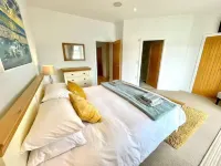 Cotswolds Lakeside Home-Summer Lake