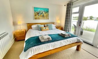 Cotswolds Lakeside Home-Summer Lake