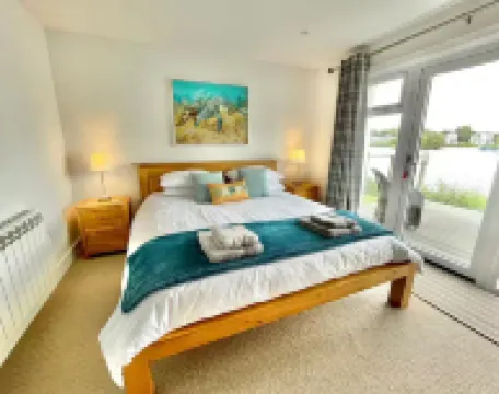 Cotswolds Lakeside Home-Summer Lake
