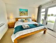 Cotswolds Lakeside Home-Summer Lake