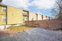 Modern 2BR, Unit 1, Yard, Laundry, Smart TV