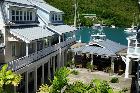 Divine & Spacious Marina Village 2 Bedroom Condo Close to Waterfront Отели в г. Soucis