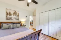 Waterfront Lake Hickory Retreat w/ Private Dock! - Homestays