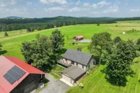 On-Site Vast Hiking Trail Hardwick Farmhouse! - parking