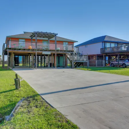 Walk to Shore and Restaurants Surfside Beach Home!