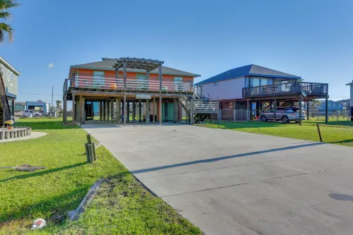 Walk to Shore and Restaurants Surfside Beach Home! - WiFi