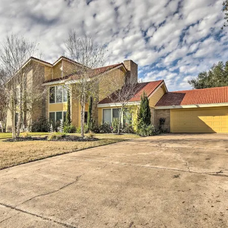 Quiet Rental w/ Balcony: 14 Mi to Downtown Houston