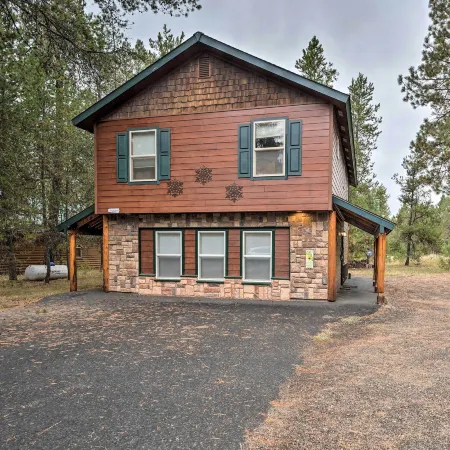 Cabin w/ AC, Hot Tub, Deck, Oversized Parking