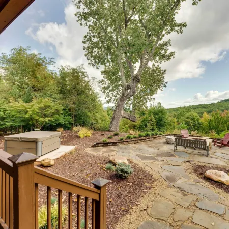 Hot Tub, Game Room! Group-Friendly Nebo Cabin