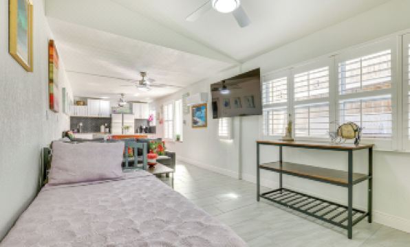 Driftwood Beach Cottage - Walk to Clearwater Bch