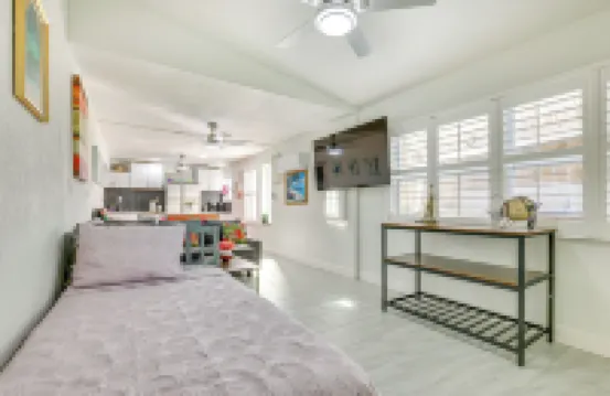 Driftwood Beach Cottage - Walk to Clearwater Bch