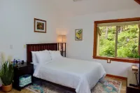 Tranquil Volcano Retreat with Rainforest Views