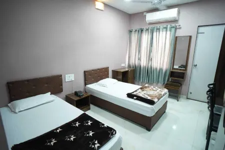 Hotel Aarti Celebration Отели в г. Buldhana