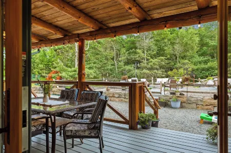 The Bigwood Cabin by Avantstay Hot Tub, Firepit, Pool Table, Private Yard
