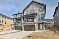 Inviting Hideout Townhome w/ Balcony & Lake Views! - Homestays