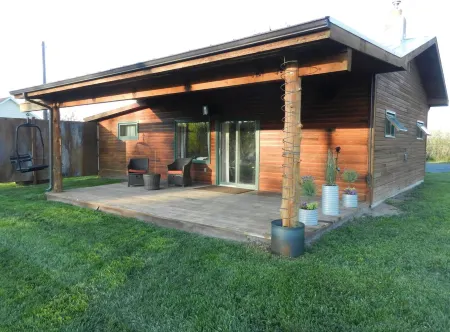 Gallatin River Cabin between Bozeman and Big Sky. Отели в г. Фор Корнерс