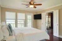 Travis by Avantstay Waterfront Lake Retreat Hotels in Hudson Bend