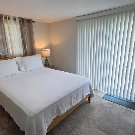Peaceful accomodation. Walking distant to Port Richey waterfront restaurants.