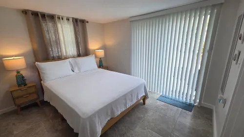 Peaceful accomodation. Walking distant to Port Richey waterfront restaurants.