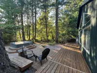 Cozy Mountain Home with Hot Tub and Wifi in Rhododendron