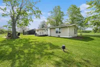 Tranquil 3-bedroom home in Good Hart- Near Lake MI and 119 فنادق في Readmond Township