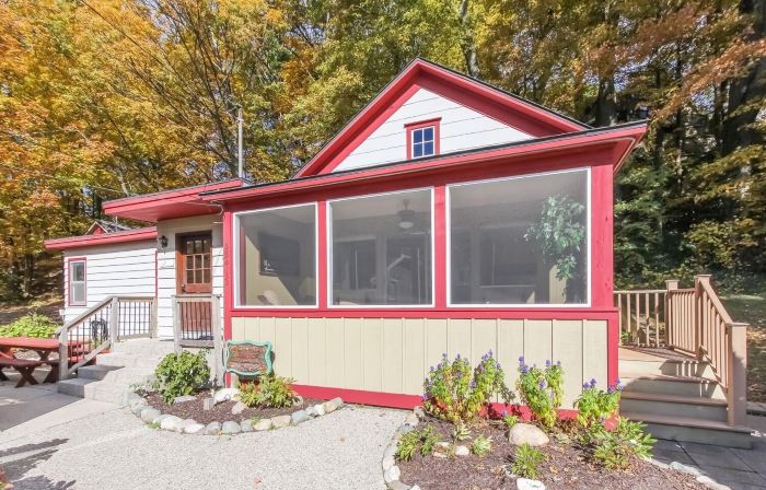 Screened Porch pt Water Views Hot Tub Walk to Saug