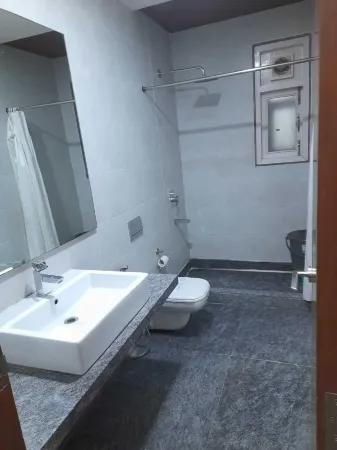 Hotel Shhaurya Отели рядом с достопримечательностью «Храм Йогмайи»