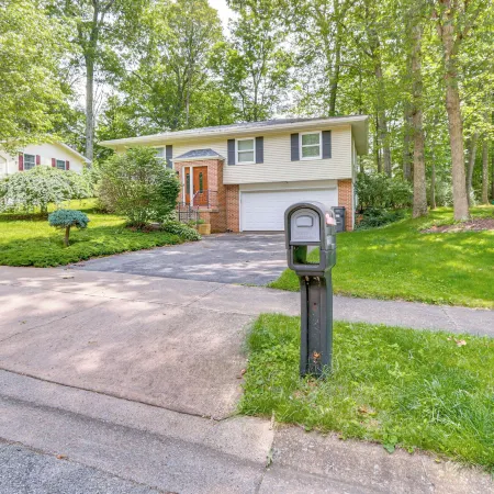 4 Mi to Penn State Suburban Happy Valley Home