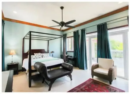 Beautiful Villa with Beach Access