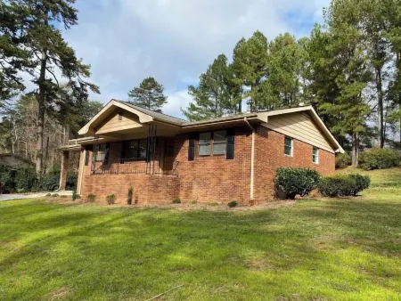 Convenient 3 Bedroom / 2 Bath House